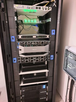 Serwery Dell EMC i firewall Fortinet w szafie rack