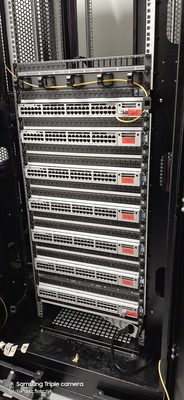 Switche sieciowe Cisco w szafie rack